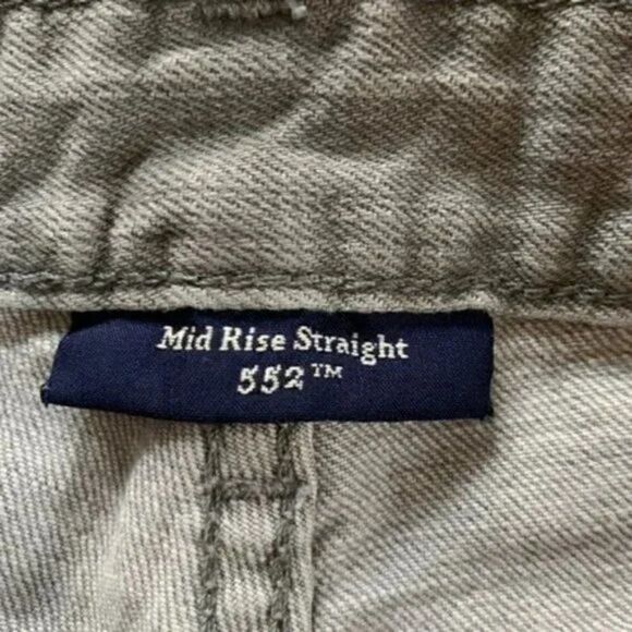 Levi’s Women’s 552 Mid Rise Straight 6 Short - Picture 3 of 6